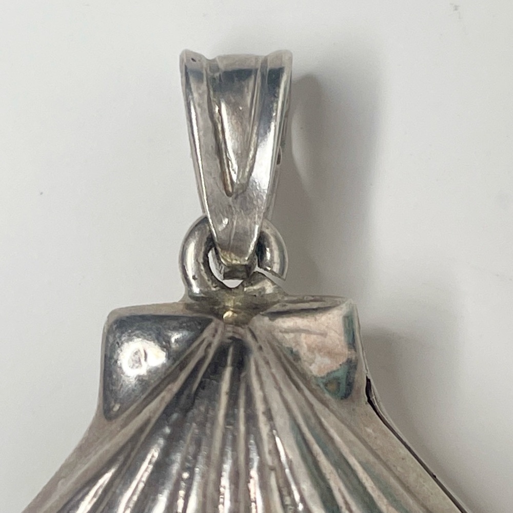 Vintage Sterling Silver Scallop Shell Necklace Pendant - Picture 2 of 6